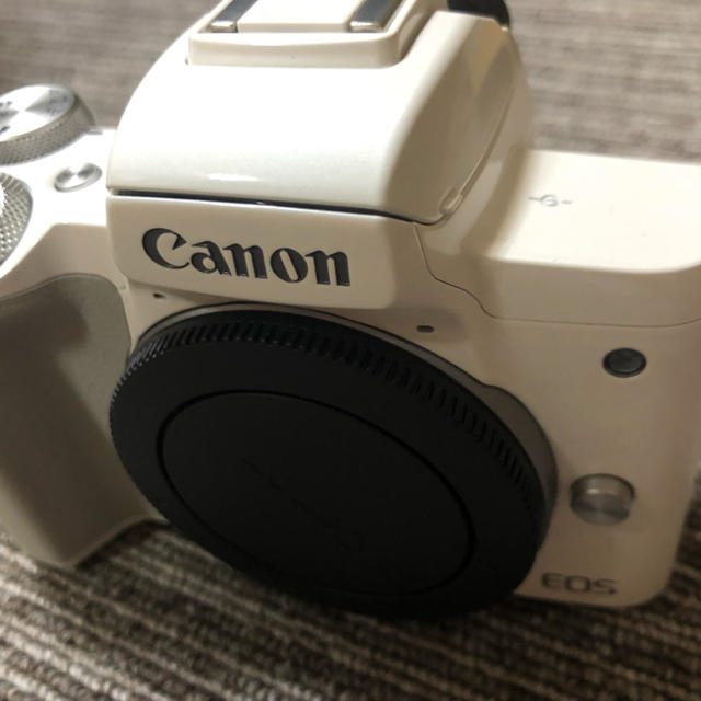 Canon(キヤノン)のEOS Kiss M スマホ/家電/カメラのカメラ(ミラーレス一眼)の商品写真