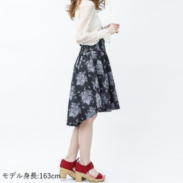 axes femme(アクシーズファム)の燕×薔薇柄デニムスカート レディースのスカート(ひざ丈スカート)の商品写真