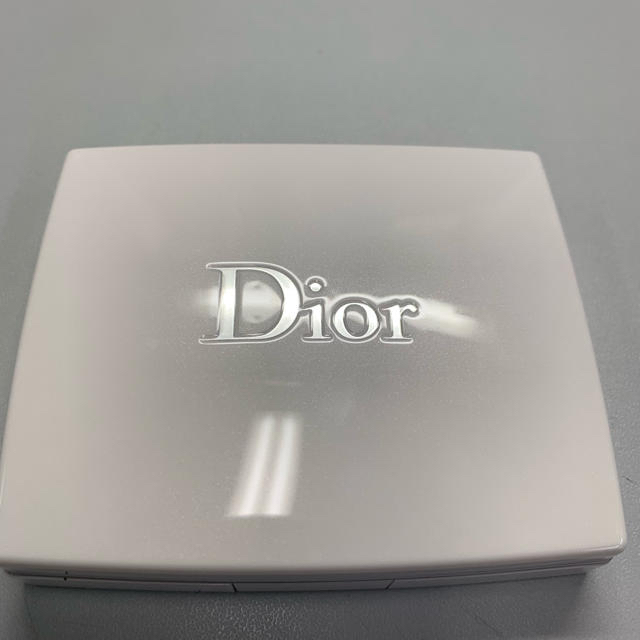 Christian Dior(クリスチャンディオール)のディオールスノー チェリーブルームパウダー001 コスメ/美容のベースメイク/化粧品(チーク)の商品写真