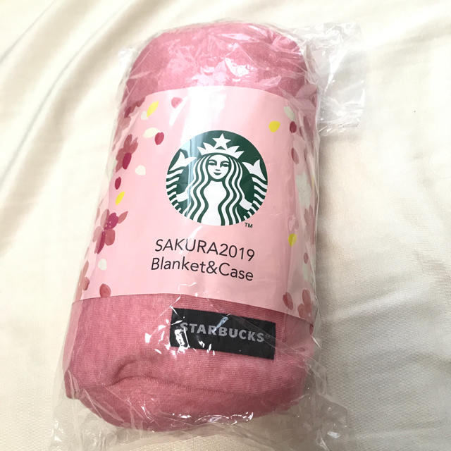 Starbucks Coffee(スターバックスコーヒー)の［即購入○］スターバックス SAKURA 2019 ブランケット&ケース 未使用 インテリア/住まい/日用品の日用品/生活雑貨/旅行(日用品/生活雑貨)の商品写真