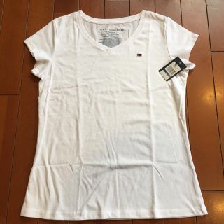 トミーヒルフィガー(TOMMY HILFIGER)の新品未使用‼️✨タグ付き。TOMMY HILFIGER VネックTシャツ✨(Tシャツ/カットソー)