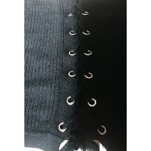 GUESS(ゲス)のGUESS 黒 ショート丈 編み上げニットキャミソール レディースのトップス(キャミソール)の商品写真