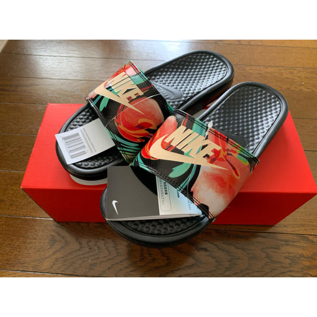 NIKE(ナイキ)のナイキ ベナッシ 花柄 限定 メンズの靴/シューズ(サンダル)の商品写真