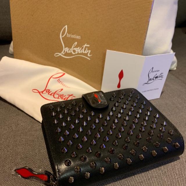 Christian Louboutin(クリスチャンルブタン)のChristian Louboutin  ラウンドファスナー 二つ折り財布 レディースのファッション小物(財布)の商品写真