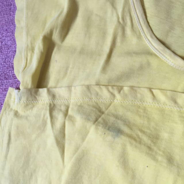 GU(ジーユー)のGU イエロー ウォッシュ加工 ポケット レディースのトップス(Tシャツ(半袖/袖なし))の商品写真