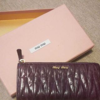 ミュウミュウ(miumiu)の8月末大幅SALE　miumiu ミュウミュウ 長財布 　箱あり(長財布)