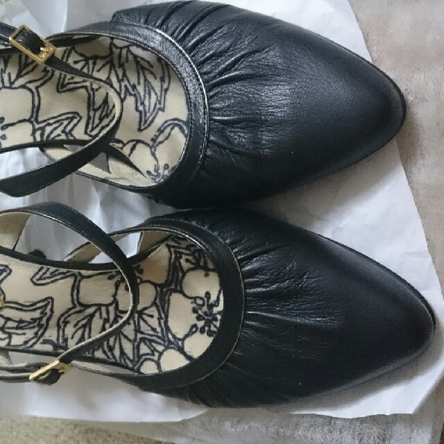Chloe(クロエ)のChloe  サンダル   黒   (飾り２種類付き)   最終値下げ レディースの靴/シューズ(サンダル)の商品写真