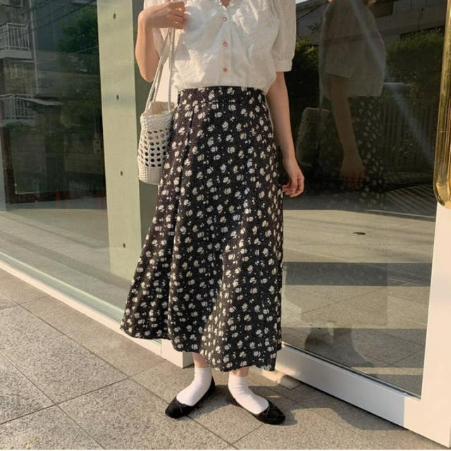 who's who Chico(フーズフーチコ)の完売品 mellow flower skirt black レディースのスカート(ひざ丈スカート)の商品写真