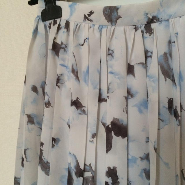 JUSGLITTY(ジャスグリッティー)のジャス❥フラワープリントプリーツスカート レディースのスカート(ひざ丈スカート)の商品写真