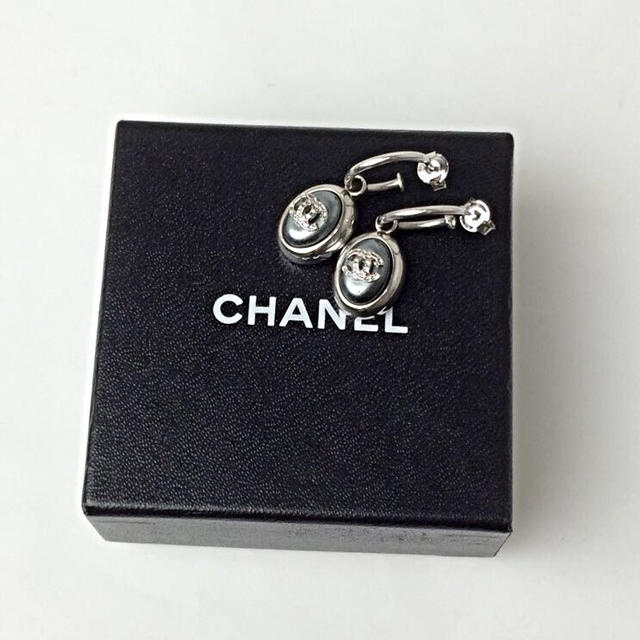 CHANEL(シャネル)のシャネル ココマーク ピアス グレー レディースのアクセサリー(ピアス)の商品写真