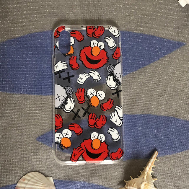 SESAME STREET(セサミストリート)のセサミストリート KAWS iPhoneXS.Xケース スマホ/家電/カメラのスマホアクセサリー(iPhoneケース)の商品写真