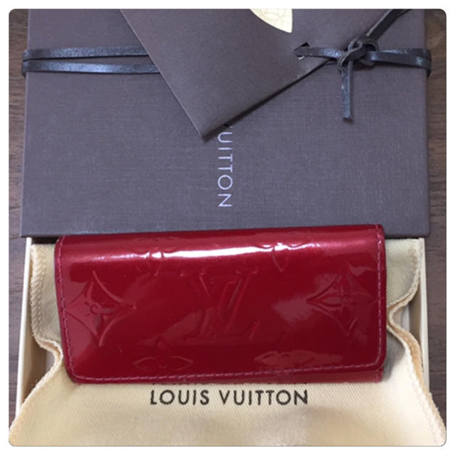 LOUIS VUITTON(ルイヴィトン)のLOUIS VUITTON キーケース 4連 ヴェルニ 赤 レディースのファッション小物(キーケース)の商品写真