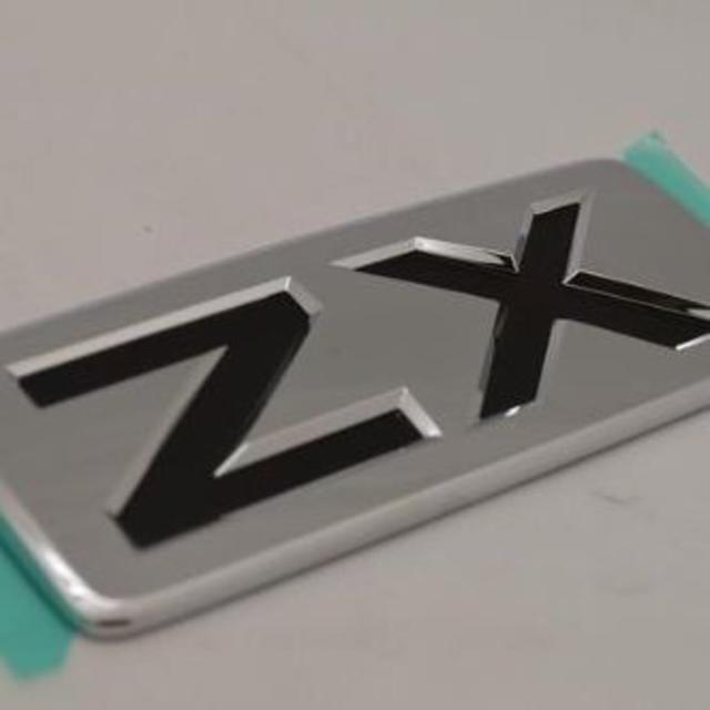 トヨタ ランドクルーザー (URJ202) ZX エンブレムの トヨタ ランドクルーザー (URJ202) ZX エンブレムの