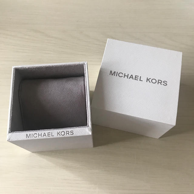 Michael Kors(マイケルコース)のMICHEAL KORS 時計BOX インテリア/住まい/日用品のオフィス用品(ラッピング/包装)の商品写真