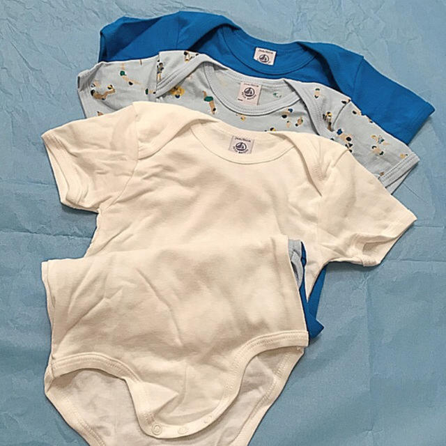 PETIT BATEAU(プチバトー)の☆プチバトー 19SS セール☆プリント&カラー半袖ボディ3枚組 24m キッズ/ベビー/マタニティのベビー服(~85cm)(肌着/下着)の商品写真