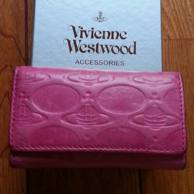 Vivienne Westwood(ヴィヴィアンウエストウッド)のvivienneピンク型押しキーケース レディースのファッション小物(キーホルダー)の商品写真