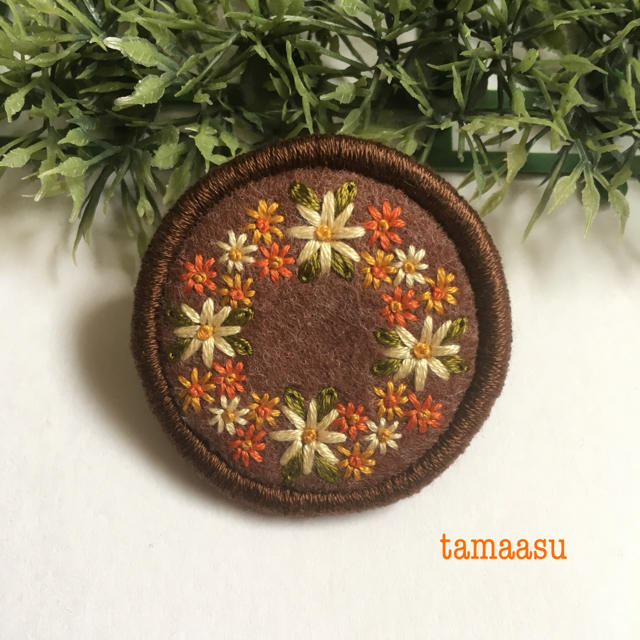 267.お花の刺繍ブローチ✴︎受注製作 ハンドメイドのアクセサリー(コサージュ/ブローチ)の商品写真