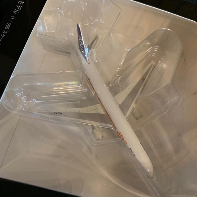 ANA(全日本空輸)(エーエヌエー(ゼンニッポンクウユ))のANA STAR WARS JETモデル 飛行機 スターウォーズ エンタメ/ホビーのおもちゃ/ぬいぐるみ(模型/プラモデル)の商品写真