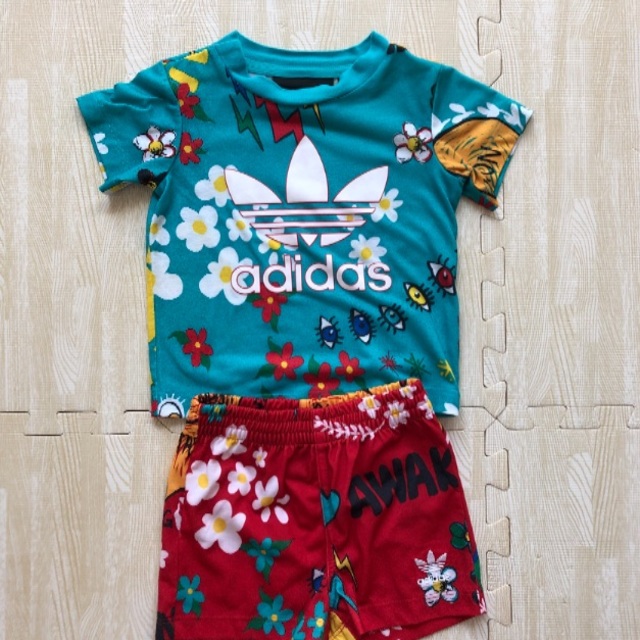 adidas(アディダス)の80cm 男女兼用adidas 柄セットアップ  キッズ/ベビー/マタニティのベビー服(~85cm)(Ｔシャツ)の商品写真