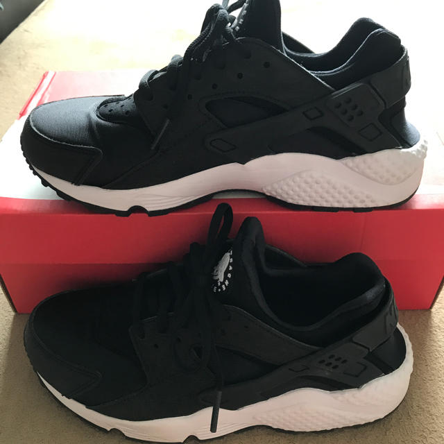 NIKE(ナイキ)のNIKE AIR HUARACHE RUN 24.5 レディースの靴/シューズ(スニーカー)の商品写真