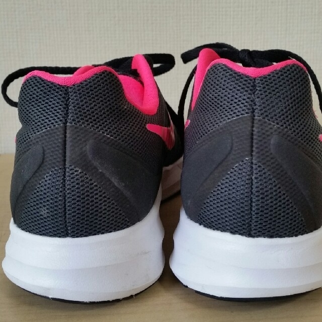 NIKE(ナイキ)の値下 22.5㎝ ナイキ NIKE ダウンシフター 7  869972 -002 キッズ/ベビー/マタニティのキッズ靴/シューズ(15cm~)(スニーカー)の商品写真