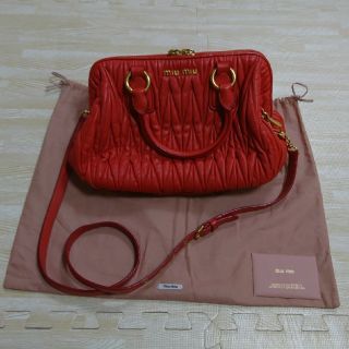 MIU MIU(ショルダーバッグ ・ オレンジ/橙色系)のフリマ MIU MIU(ショルダーバッグ ・ オレンジ/橙色系)のフリマ