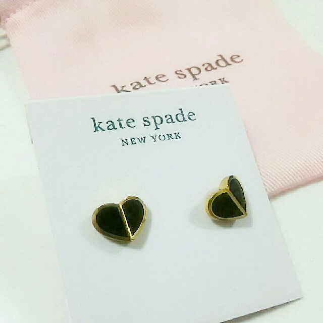 kate spade new york(ケイトスペードニューヨーク)の【新品】kate spade ケイトスペード ピアス ヘリテージ ブラック  レディースのアクセサリー(ピアス)の商品写真