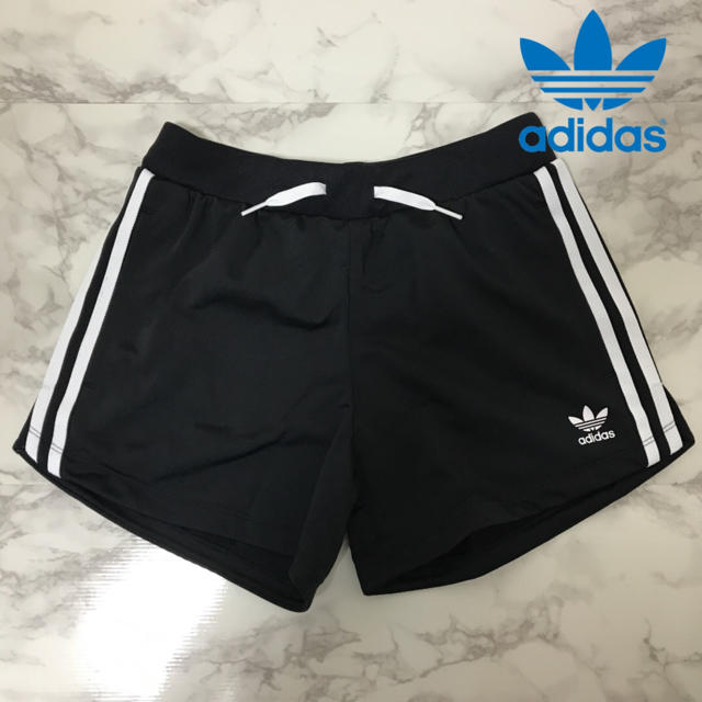 adidas(アディダス)の【日本サイズS相当】adidas★3ストライプスショーツ 黒 タグ付新品 レディースのパンツ(ショートパンツ)の商品写真