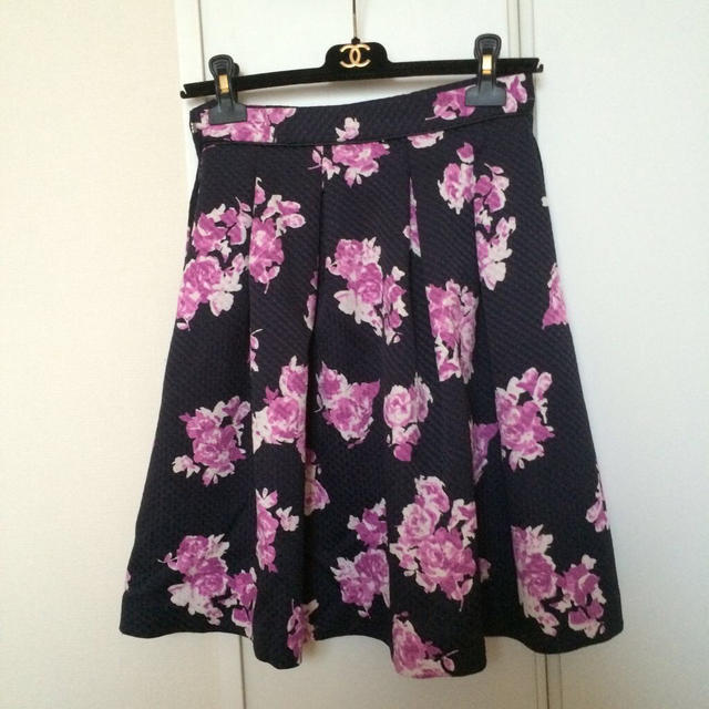 JUSGLITTY(ジャスグリッティー)のジャス❥フラワープリントフレアスカート レディースのスカート(ひざ丈スカート)の商品写真