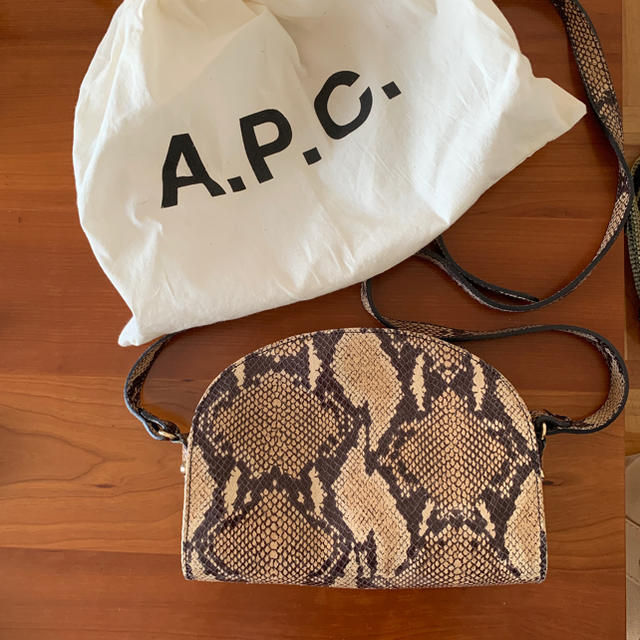 apc ハーフムーンバッグ