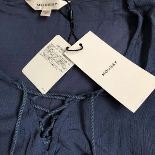 マウジー(moussy)のブラウス ネイビー 新品 未使用 タグ付き(シャツ/ブラウス(半袖/袖なし))