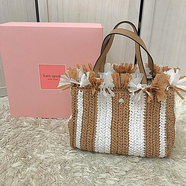 kate spade new york(ケイトスペードニューヨーク)のケイトスペード  春夏新作 ストローミディアムサッチェル ストライプ カゴバッグ レディースのバッグ(かごバッグ/ストローバッグ)の商品写真