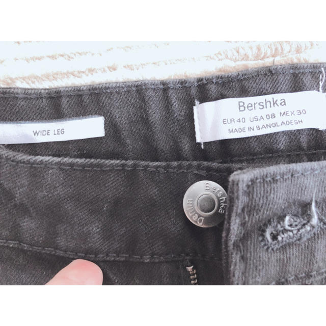 Bershka(ベルシュカ)の【Bershka】ワイドデニムパンツ ブラック レディースのパンツ(デニム/ジーンズ)の商品写真