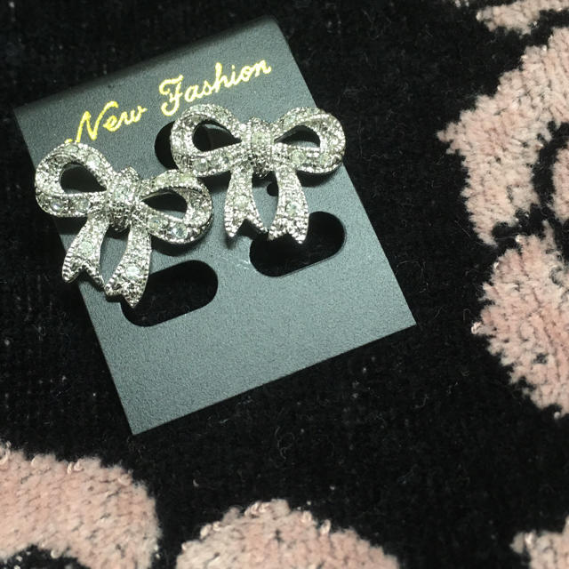 Couture Brooch(クチュールブローチ)の★新品未使用品★ワールド社製★キラキラストーンリボンのゴージャス可愛いピアス★ レディースのアクセサリー(ピアス)の商品写真