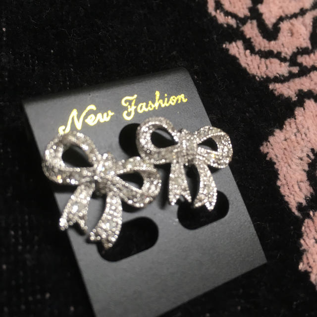 Couture Brooch(クチュールブローチ)の★新品未使用品★ワールド社製★キラキラストーンリボンのゴージャス可愛いピアス★ レディースのアクセサリー(ピアス)の商品写真