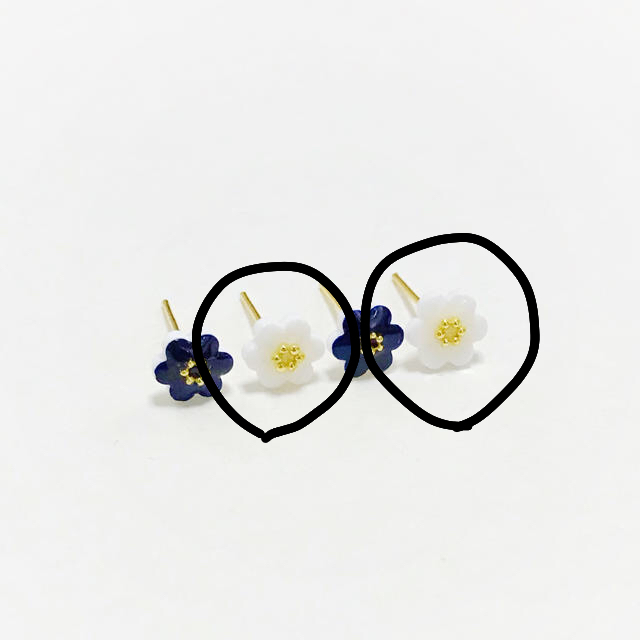 北欧 ❁小さいお花のピアスセット❁紺鼠色/白色 ハンドメイドのアクセサリー(ピアス)の商品写真