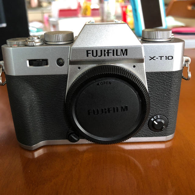 富士フイルム(フジフイルム)の【クロスケ様専用】FUJIFILM x-t10 本体 シルバー スマホ/家電/カメラのカメラ(ミラーレス一眼)の商品写真