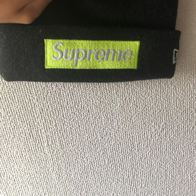 Supreme(シュプリーム)のsupreme beanie  黒✖︎黄色 メンズの帽子(ニット帽/ビーニー)の商品写真