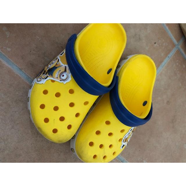 crocs(クロックス)のクロックス ミニオン サンダル ディズニー ユニバーサル キッズ/ベビー/マタニティのキッズ靴/シューズ(15cm~)(サンダル)の商品写真