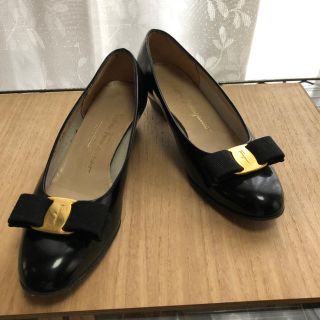 サルヴァトーレフェラガモ(Salvatore Ferragamo)のフェラガモ ローヒールパンプス エナメル(ハイヒール/パンプス)