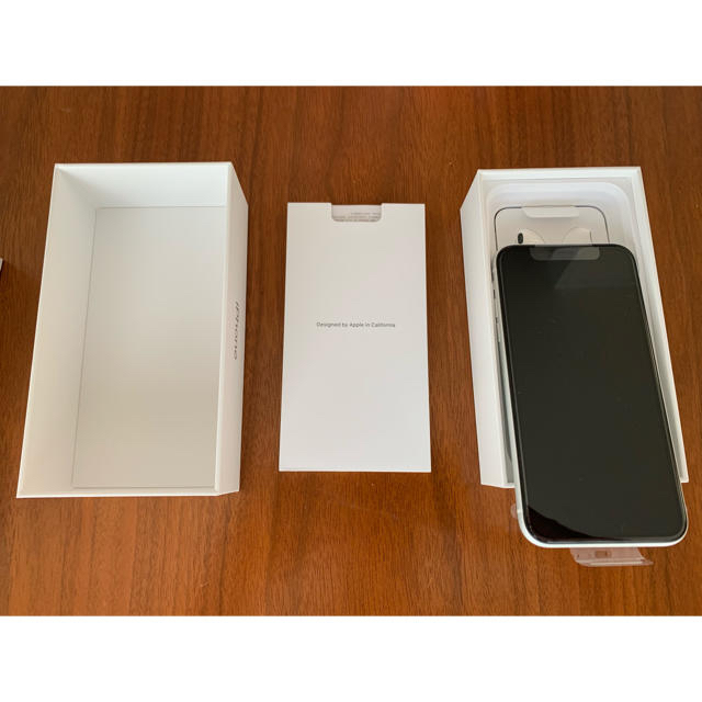 iPhone(アイフォーン)のiPhone XR 128GB ホワイト スマホ/家電/カメラのスマートフォン/携帯電話(スマートフォン本体)の商品写真