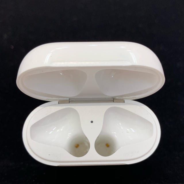 Apple(アップル)の【滉様専用】AirPods ケースのみ【値下げしました】 スマホ/家電/カメラのオーディオ機器(ヘッドフォン/イヤフォン)の商品写真