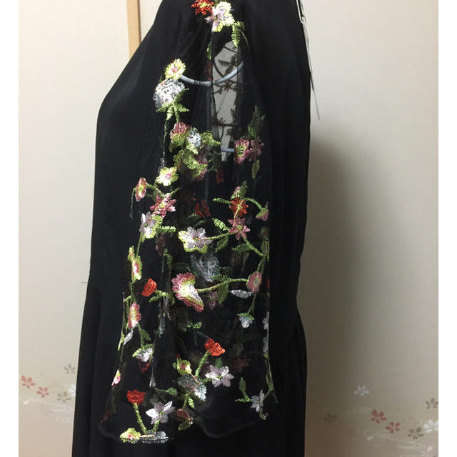 merlot(メルロー)のmaayaさま  新品 merlot plus 花刺繍袖ブラックワンピース レディースのワンピース(ひざ丈ワンピース)の商品写真