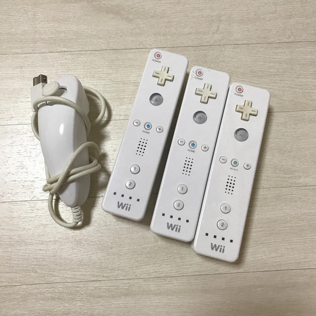 Wii(ウィー)のWiiリモコン 3つ ヌンチャクのセット エンタメ/ホビーのゲームソフト/ゲーム機本体(その他)の商品写真