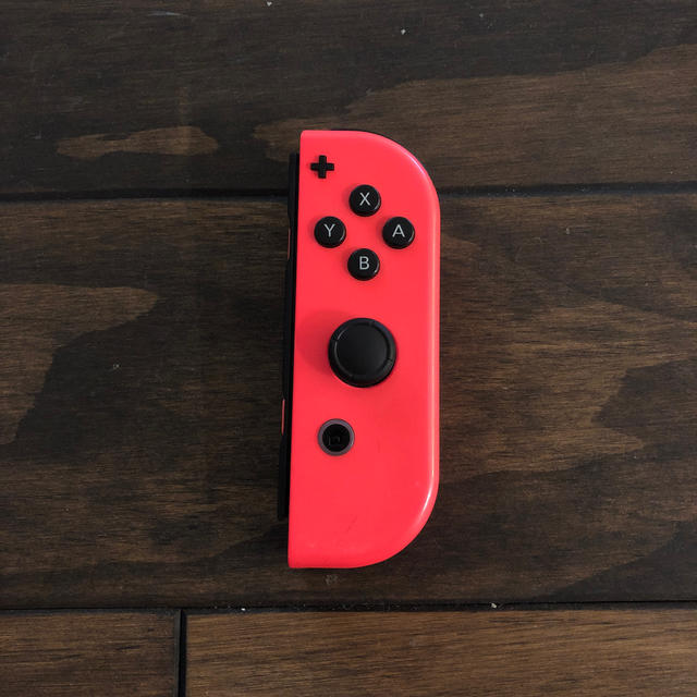 Nintendo Switch(ニンテンドースイッチ)のニンテンドースイッチ ジョイコン Joy-Con 右 ジャンク エンタメ/ホビーのゲームソフト/ゲーム機本体(携帯用ゲーム機本体)の商品写真