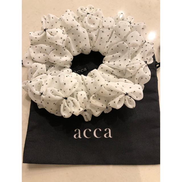 acca(アッカ)のacca ドットフラワーシュシュ♡可愛い！！レアです♡期間限定お値下げ中！！ レディースのヘアアクセサリー(ヘアゴム/シュシュ)の商品写真