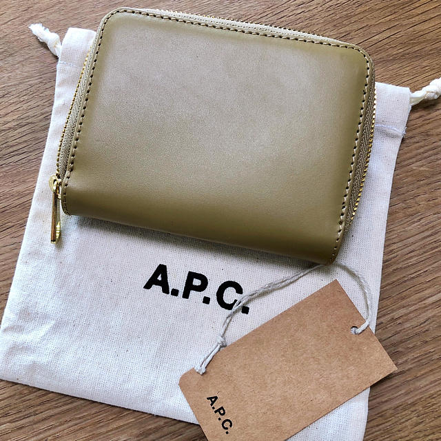 A.P.C(アーペーセー)の新品未使用♪A.P.C.レザー折りたたみ財布 EMMANUELLEウォレット レディースのファッション小物(財布)の商品写真