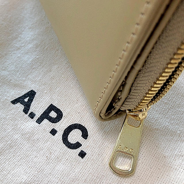 A.P.C(アーペーセー)の新品未使用♪A.P.C.レザー折りたたみ財布 EMMANUELLEウォレット レディースのファッション小物(財布)の商品写真