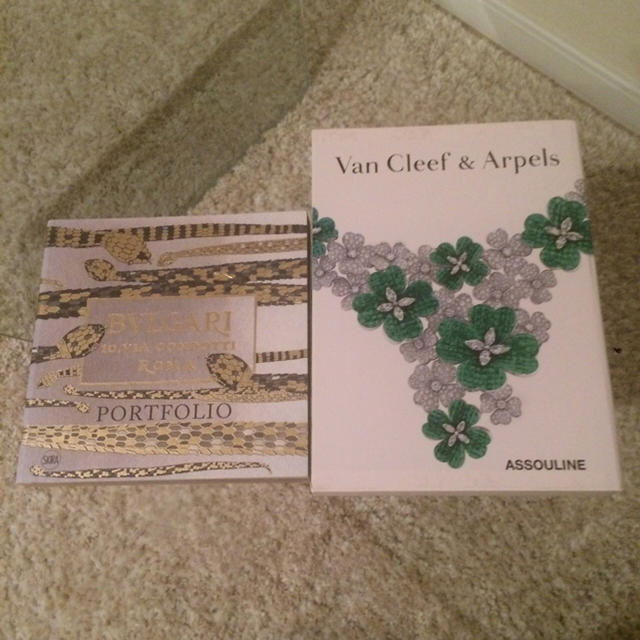 Van Cleef & Arpels(ヴァンクリーフアンドアーペル)のブルガリ ヴァンクリーフアーペル 本 2冊セット エンタメ/ホビーの本(その他)の商品写真