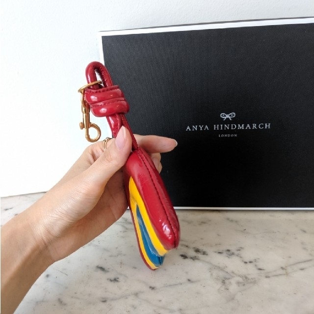 ANYA HINDMARCH(アニヤハインドマーチ)の残り１【新品】Anya Hindmarch チャビー レインボー バッグチャーム レディースのファッション小物(キーホルダー)の商品写真